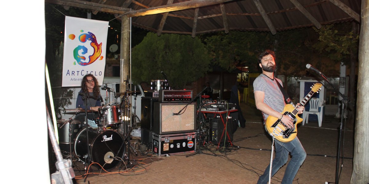 Show ao vivo na Praça Central durante o ItiraRock 2017