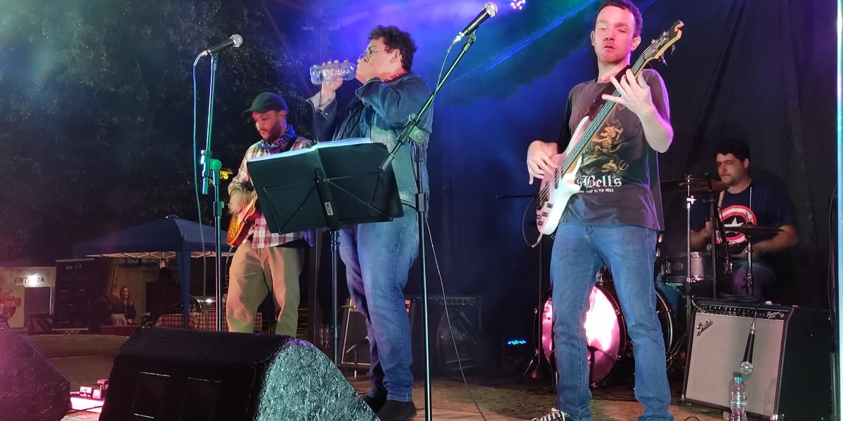 Show ao vivo na Praça Central durante o ItiraRock 2022