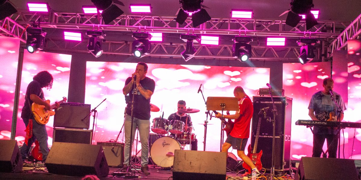 Show ao vivo na Praça Central durante o ItiraRock 2024