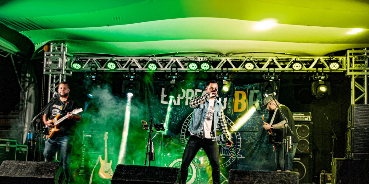 Show ao vivo na Praça Central durante o ItiraRock 2025
