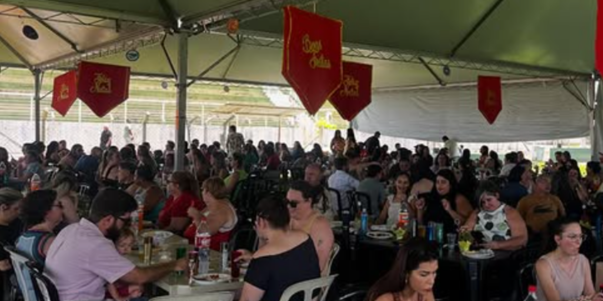 Vista aérea da praça de alimentação do ItiraRock com mesas e público