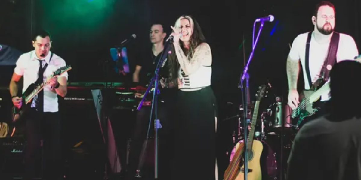 Banda com vocalista feminina se apresentando no ItiraRock