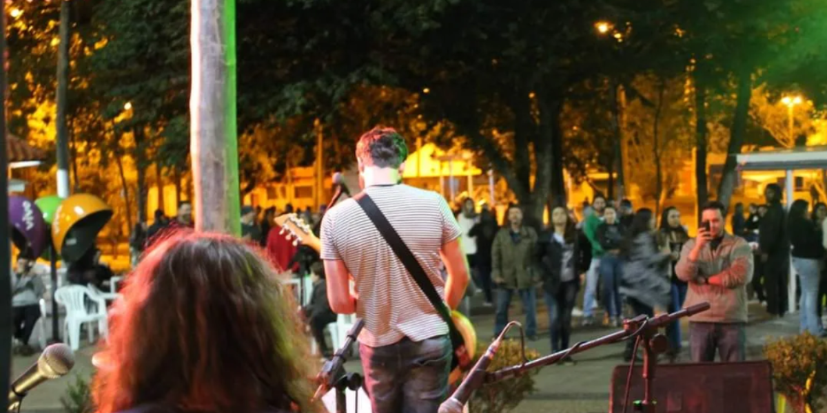 Show ao vivo na Praça Central durante o ItiraRock